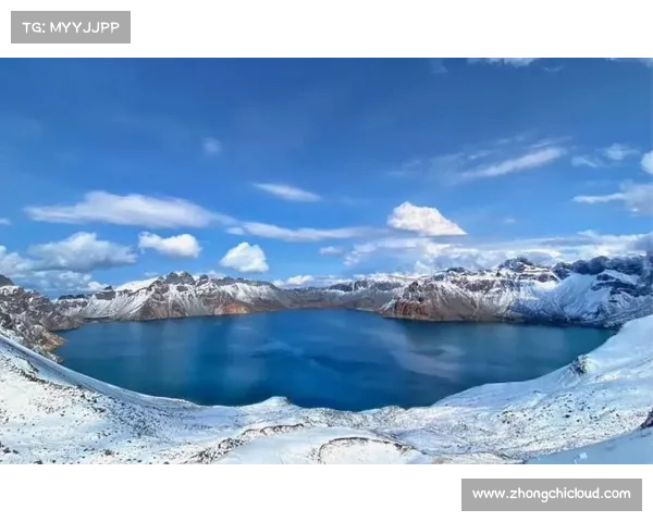 冬季湖畔如画美景雪映湖水冰封千里展现自然诗意的宁静与壮丽 冬季湖畔如画美景雪映湖水冰封千里展现自然诗意的宁静与壮丽